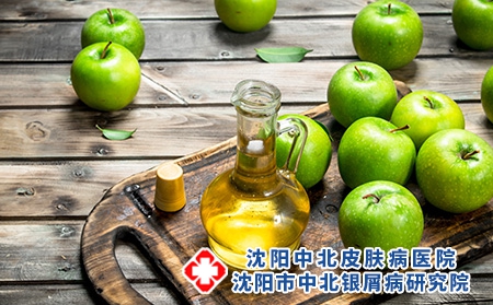 摄图网_303639943_苹果醋和绿在旧板上（企业商用）