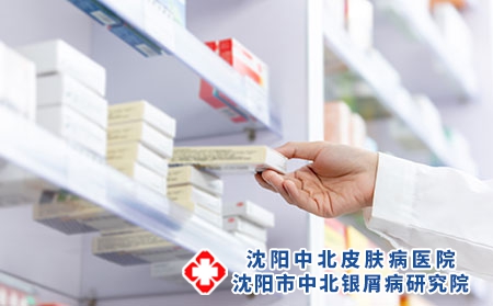 摄图网_501652675_药剂师手拿药（企业商用）