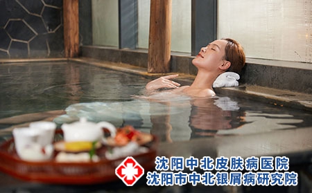 摄图网_501702908_年轻美女泡汤温泉池（企业商用）泡浴泡澡