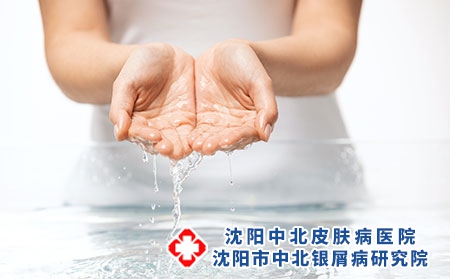 摄图网_501312700_手捧清水（企业商用）